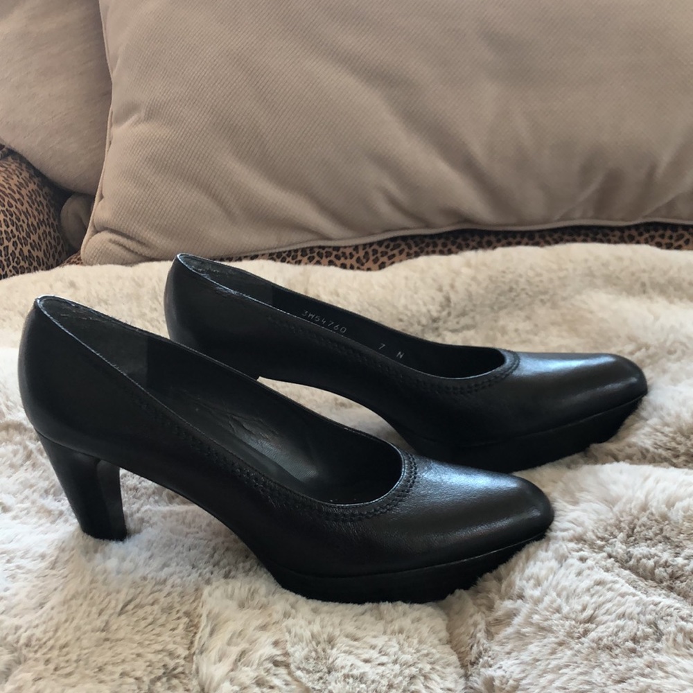 Stuart Weitzman PLATFORM HEEL BLACK LEATHER SLEEK SHOE. WORN at most 10X